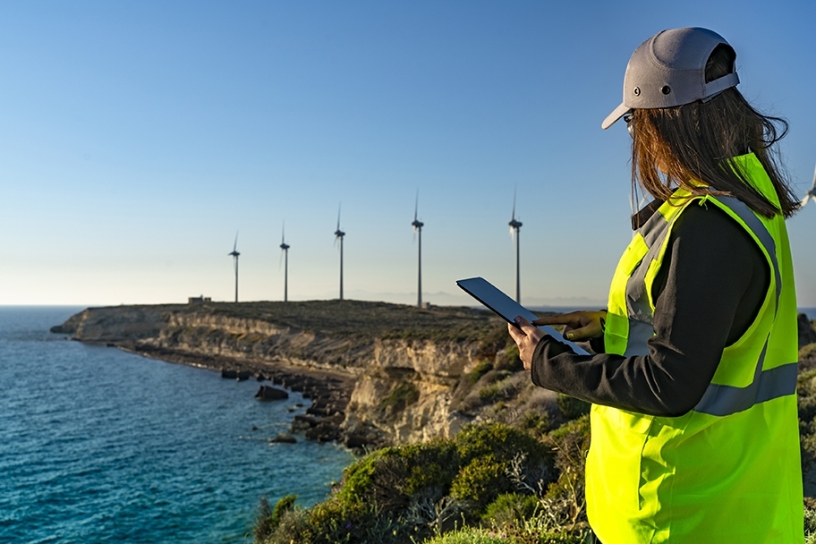 https://www.energyutilitiesjobs.co.uk/app/uploads/2021/03/Female-engineer-wind-turbine_iStock-1273649455_web.jpg